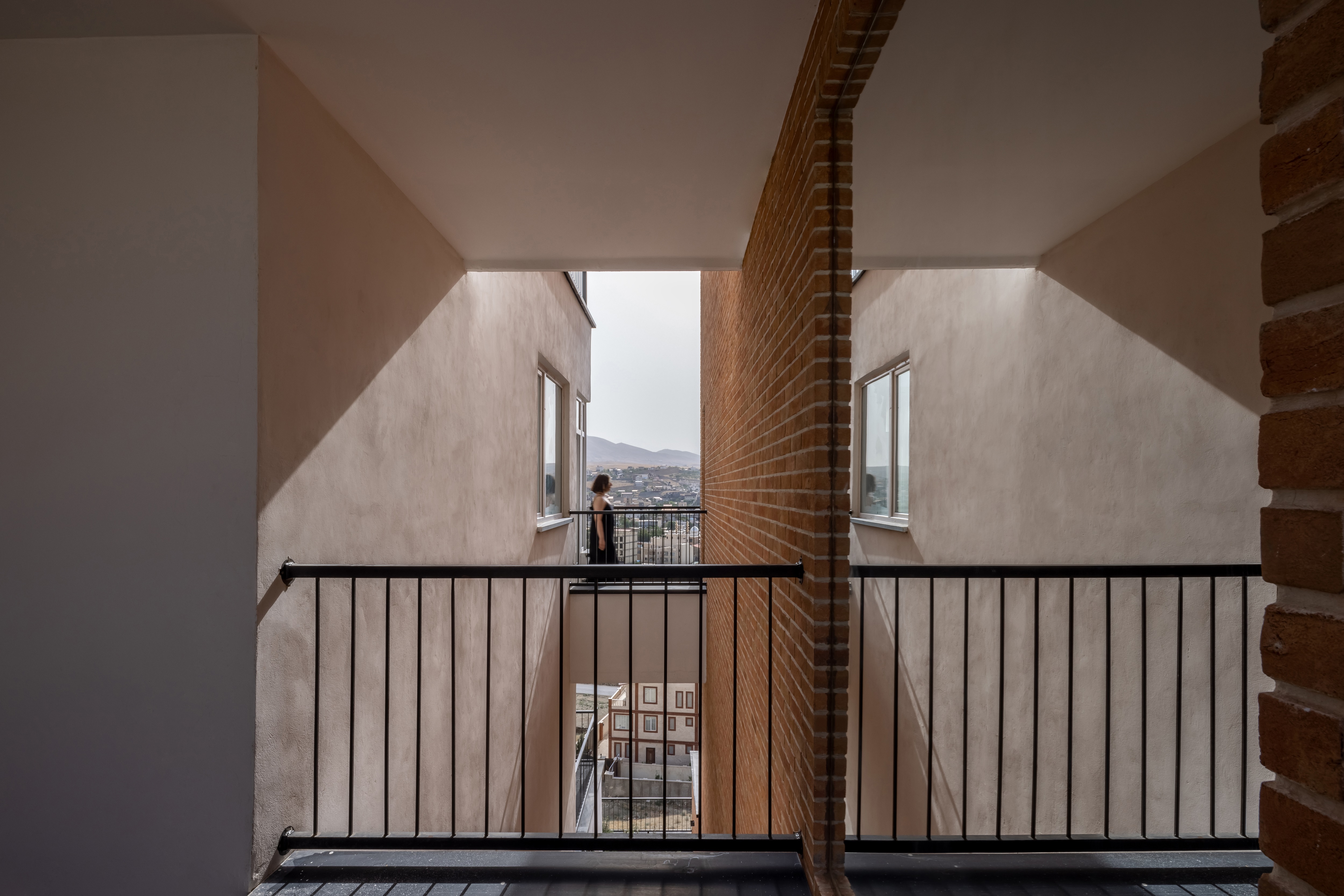 The 4[+1] walled villa